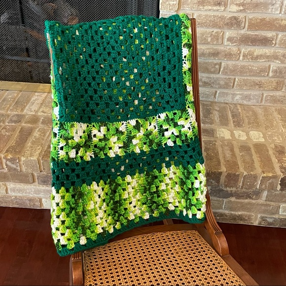 Hand knit throw blanket in various green shades - Picture 9 of 9